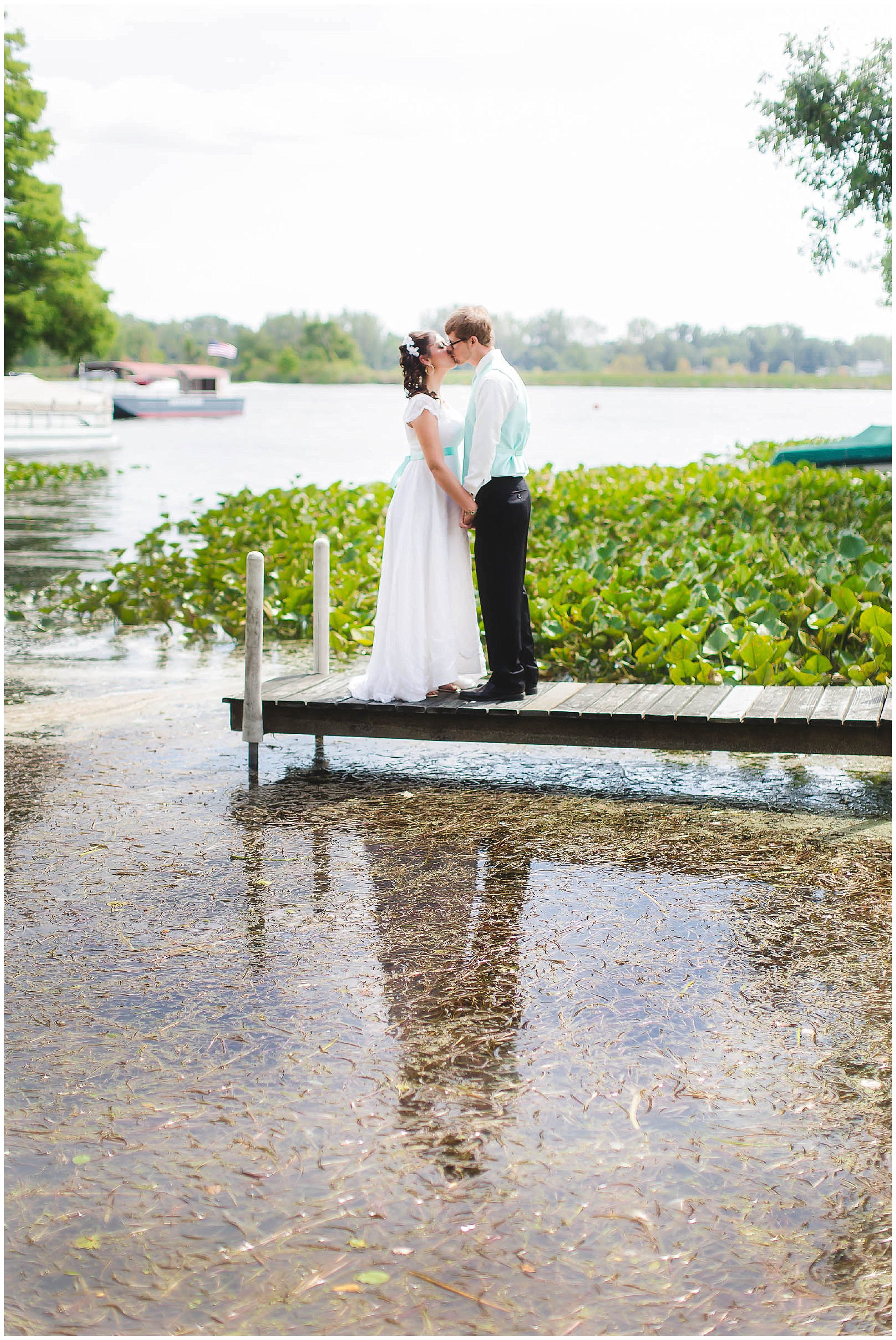 Oakwood Resort boat wedding at Wawasee Lake, Syracuse Indiana Wedding Photographer_0012.jpg