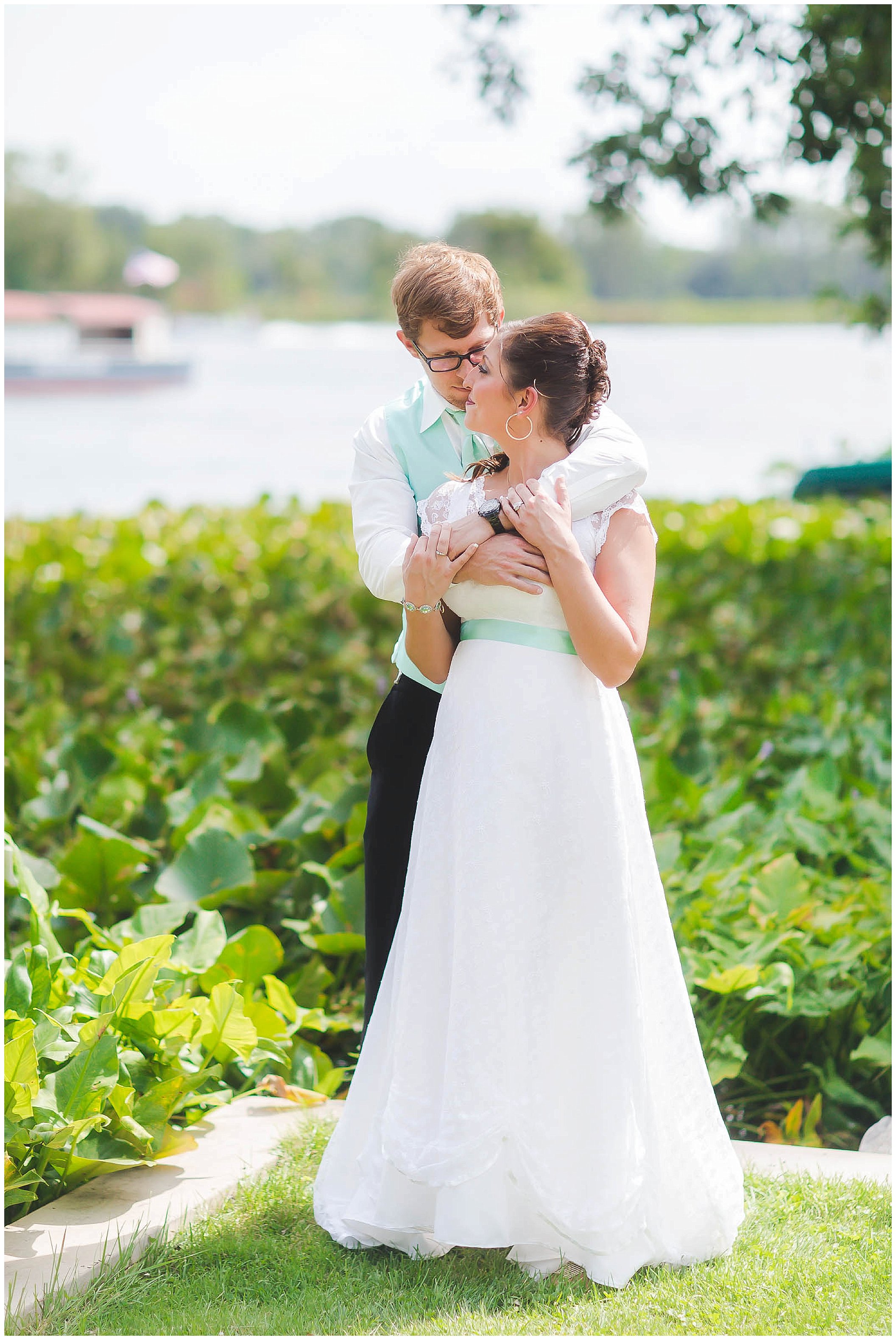 Oakwood Resort boat wedding at Wawasee Lake, Syracuse Indiana Wedding Photographer_0016.jpg