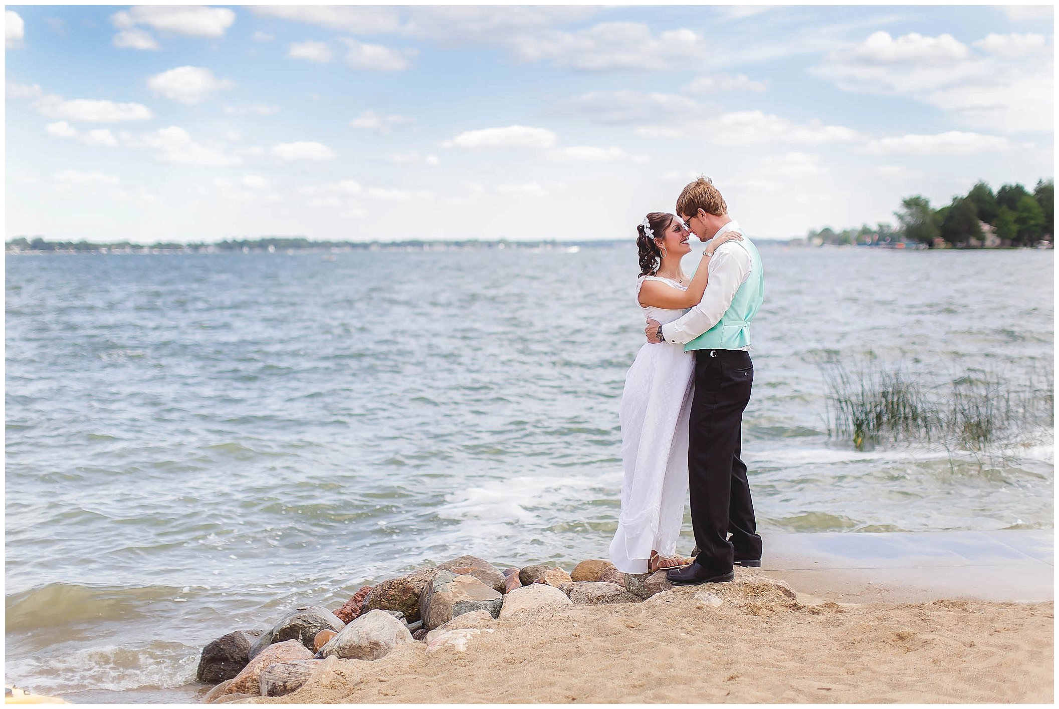 Oakwood Resort boat wedding at Wawasee Lake, Syracuse Indiana Wedding Photographer_0018.jpg