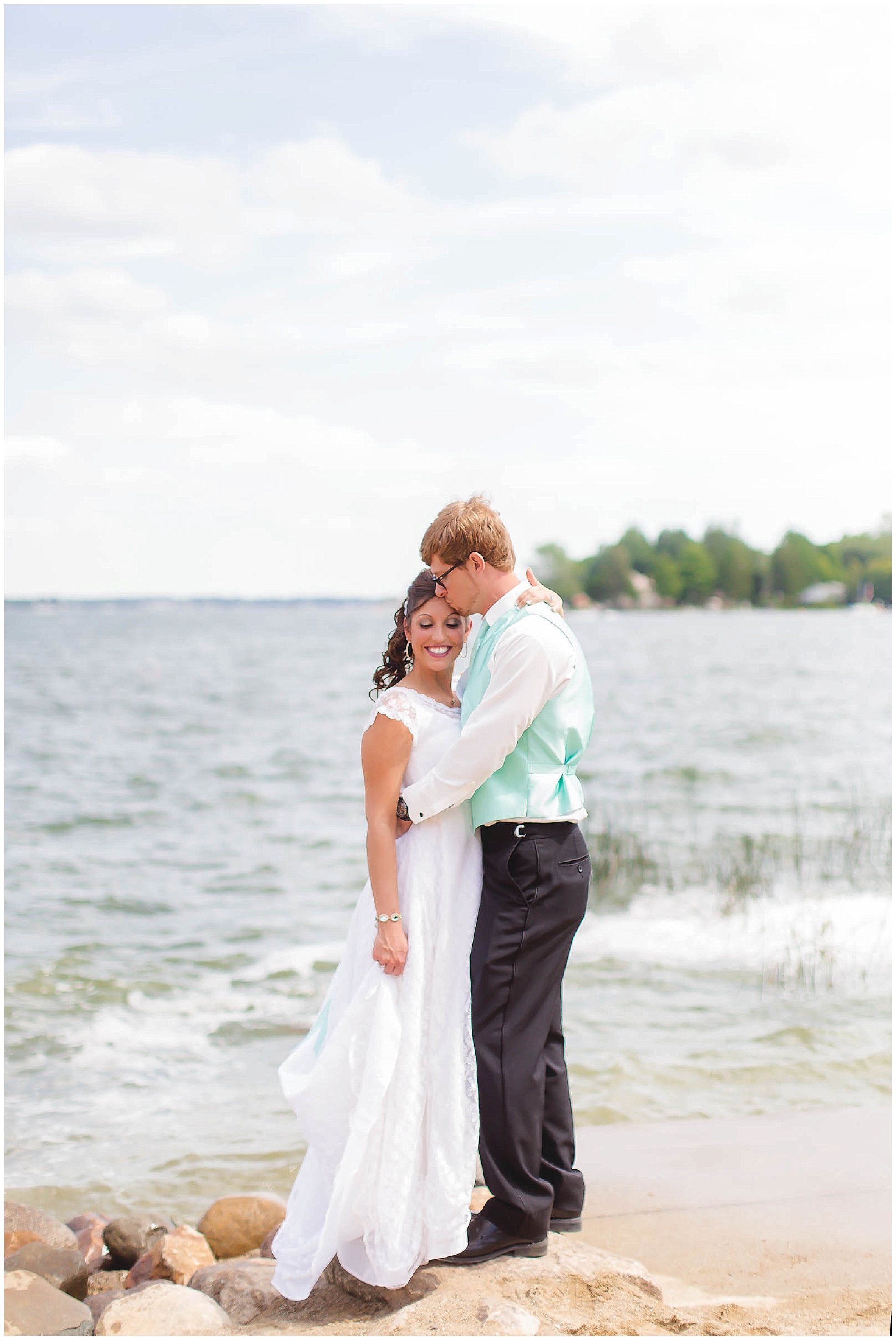 Oakwood Resort boat wedding at Wawasee Lake, Syracuse Indiana Wedding Photographer_0019.jpg
