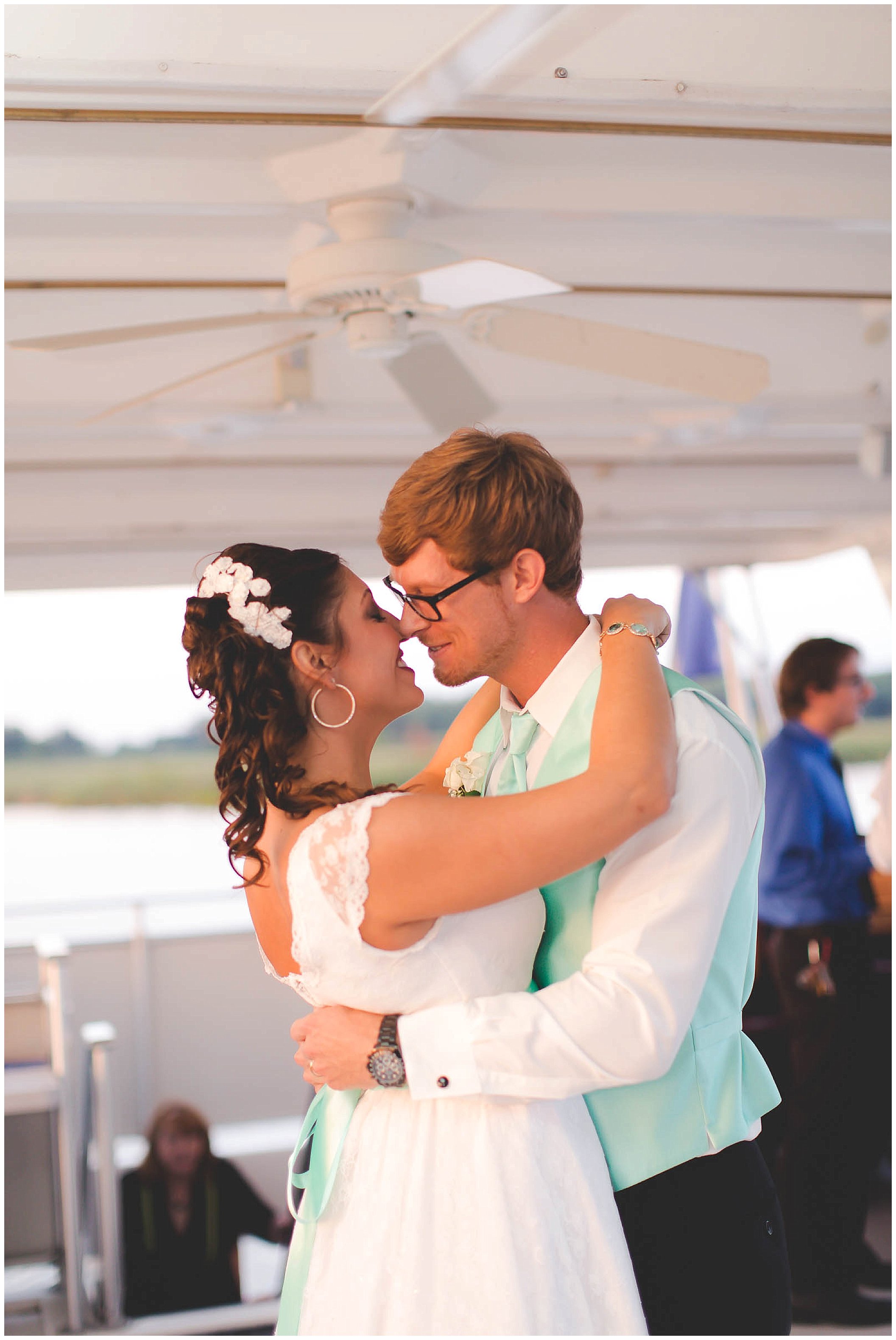 Oakwood Resort boat wedding at Wawasee Lake, Syracuse Indiana Wedding Photographer_0055.jpg