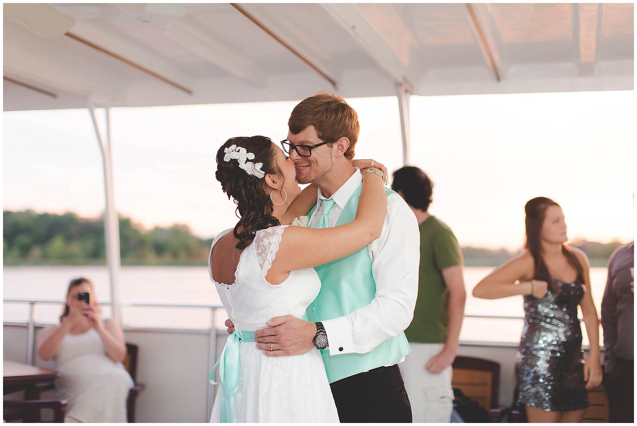 Oakwood Resort boat wedding at Wawasee Lake, Syracuse Indiana Wedding Photographer_0059.jpg