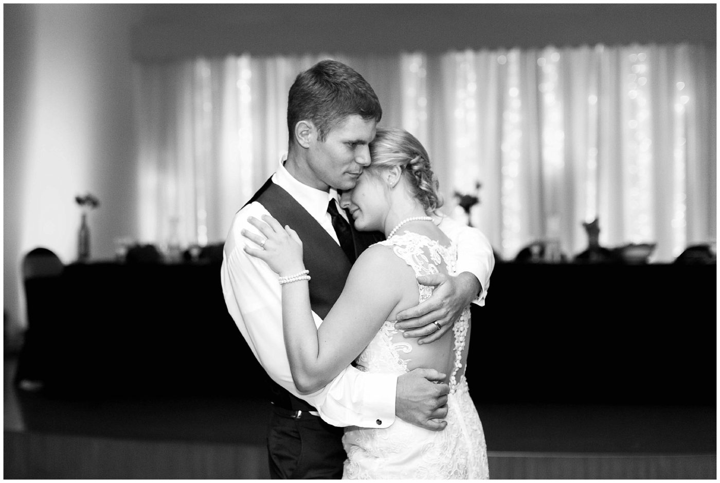 toledo-ohio-wedding-photographer-modern-hot-pink-wedding-inspiration_0045