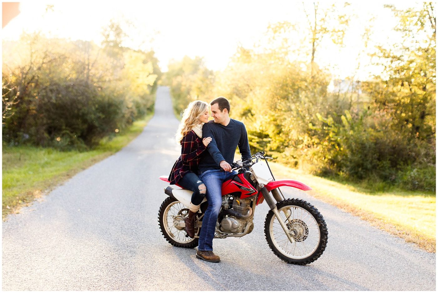 cozy-and-country-fall-engagement-session-in-fort-wayne-indiana-fort-wayne-wedding-photographer_0015