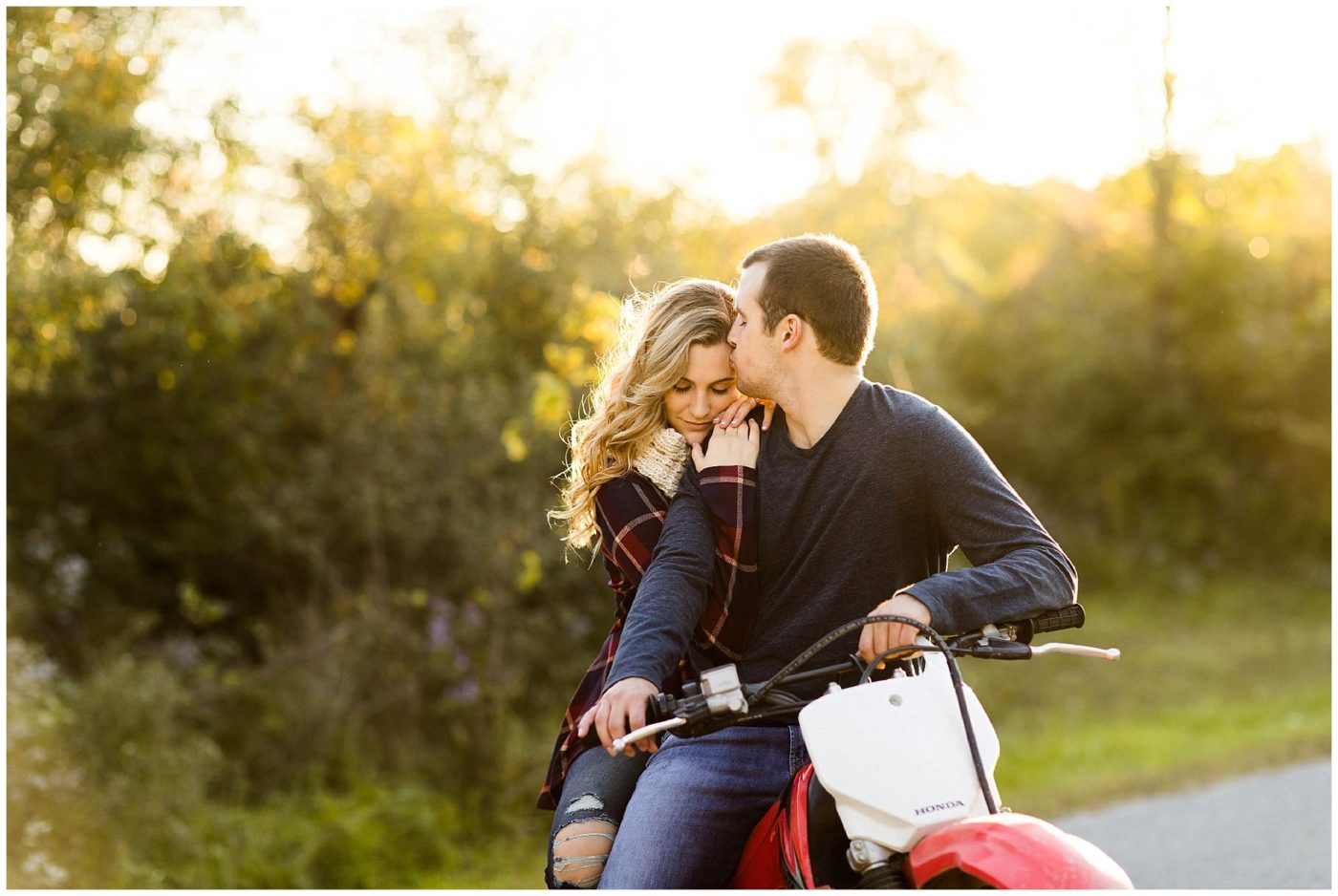 cozy-and-country-fall-engagement-session-in-fort-wayne-indiana-fort-wayne-wedding-photographer_0018
