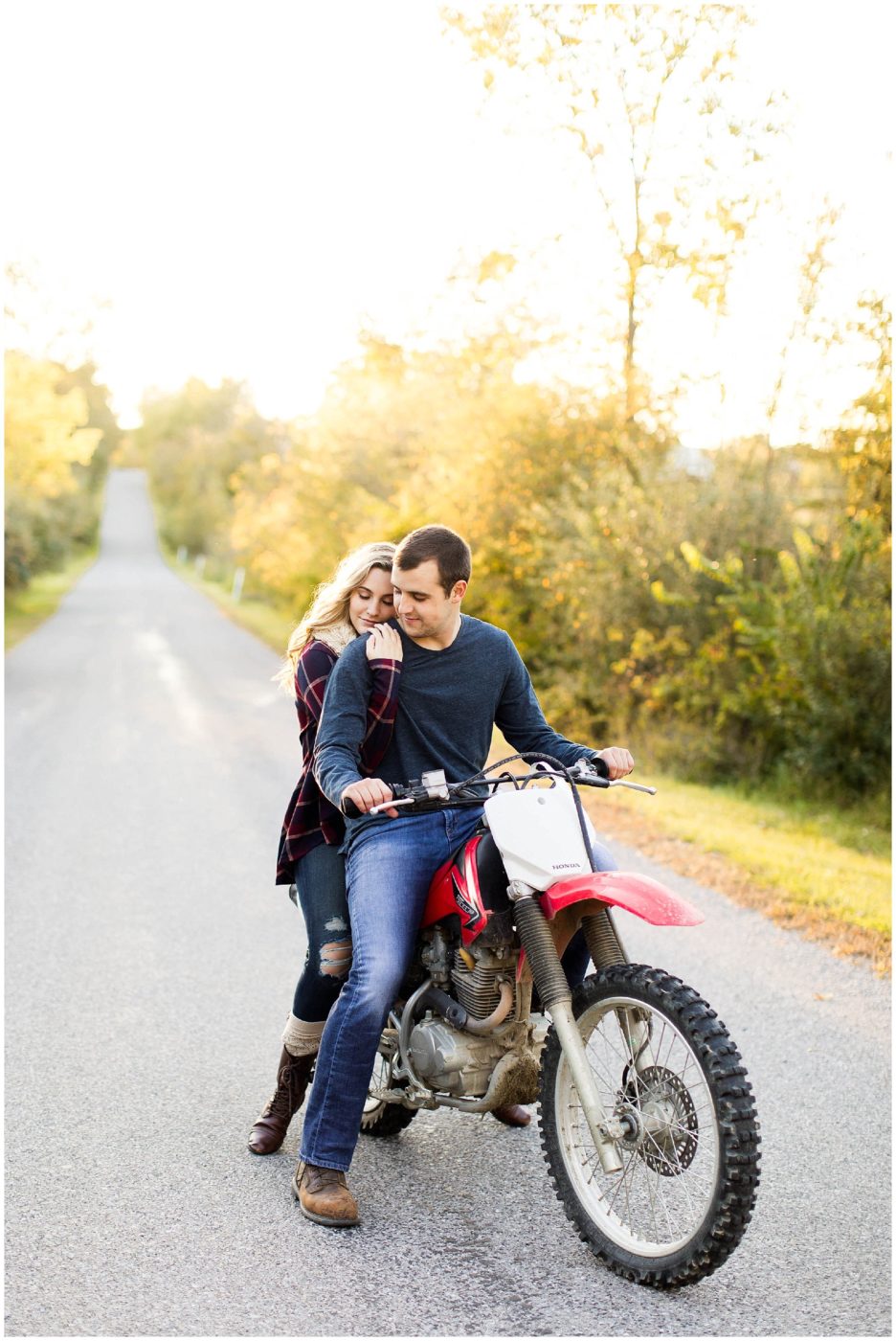 cozy-and-country-fall-engagement-session-in-fort-wayne-indiana-fort-wayne-wedding-photographer_0020