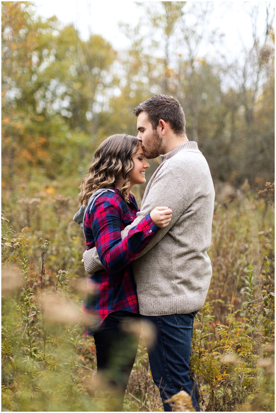 cozy-fall-engagement-session-in-the-woods-fort-wayne-wedding-photographer_0001