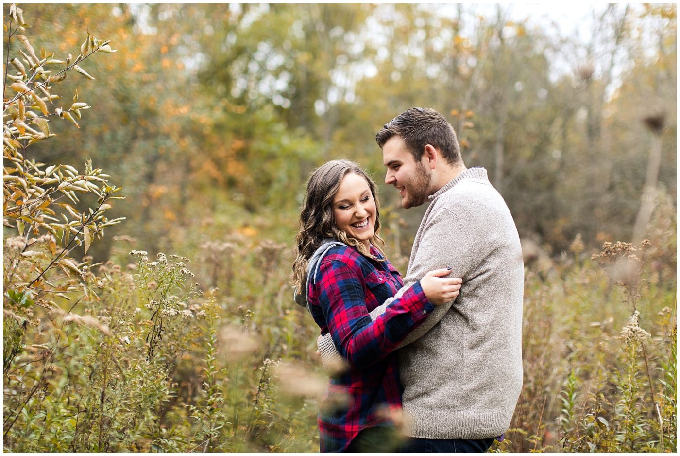 cozy-fall-engagement-session-in-the-woods-fort-wayne-wedding-photographer_0002