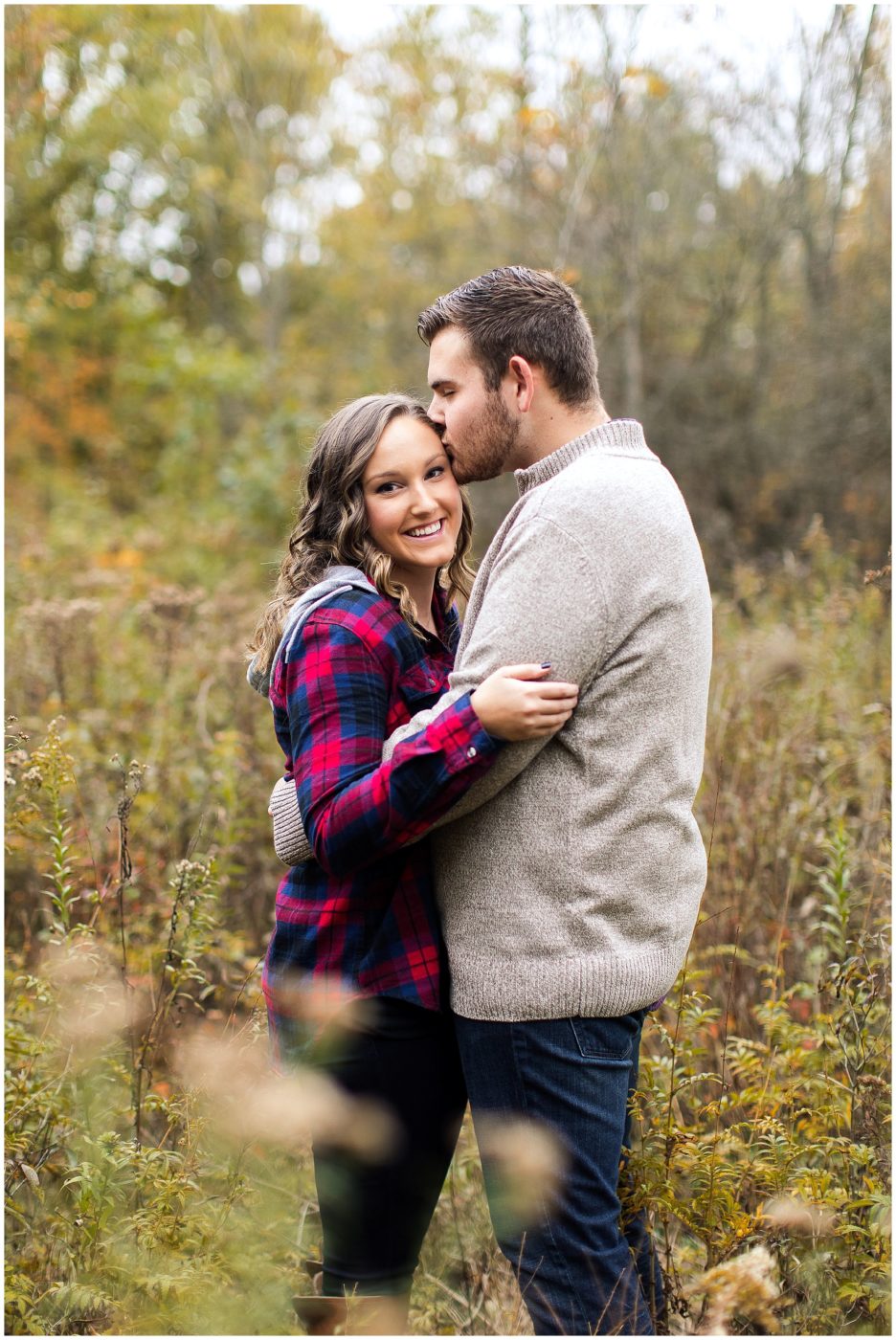 cozy-fall-engagement-session-in-the-woods-fort-wayne-wedding-photographer_0003