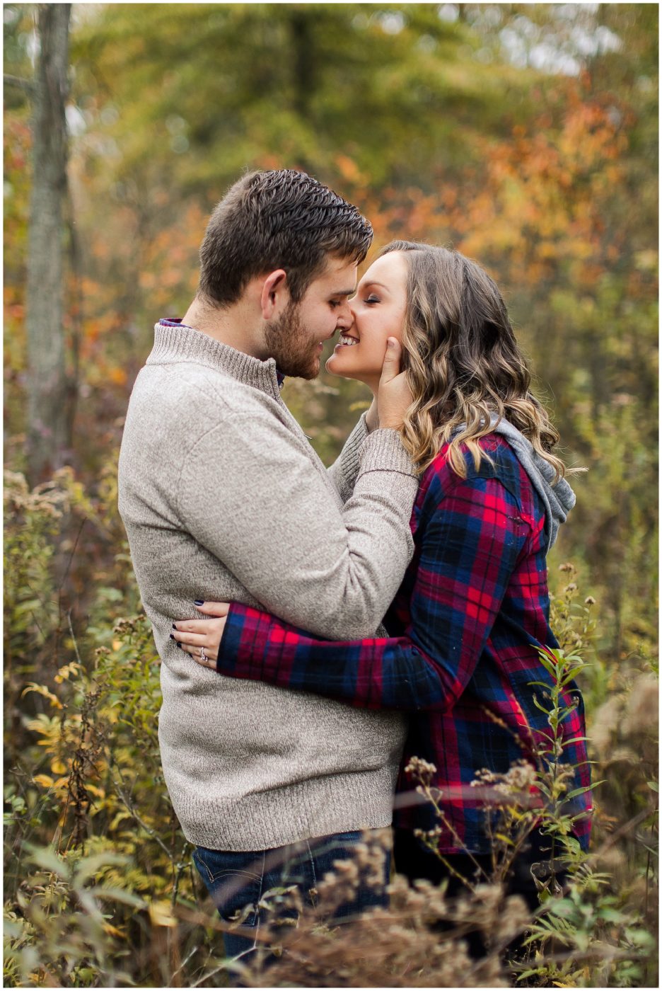 cozy-fall-engagement-session-in-the-woods-fort-wayne-wedding-photographer_0004