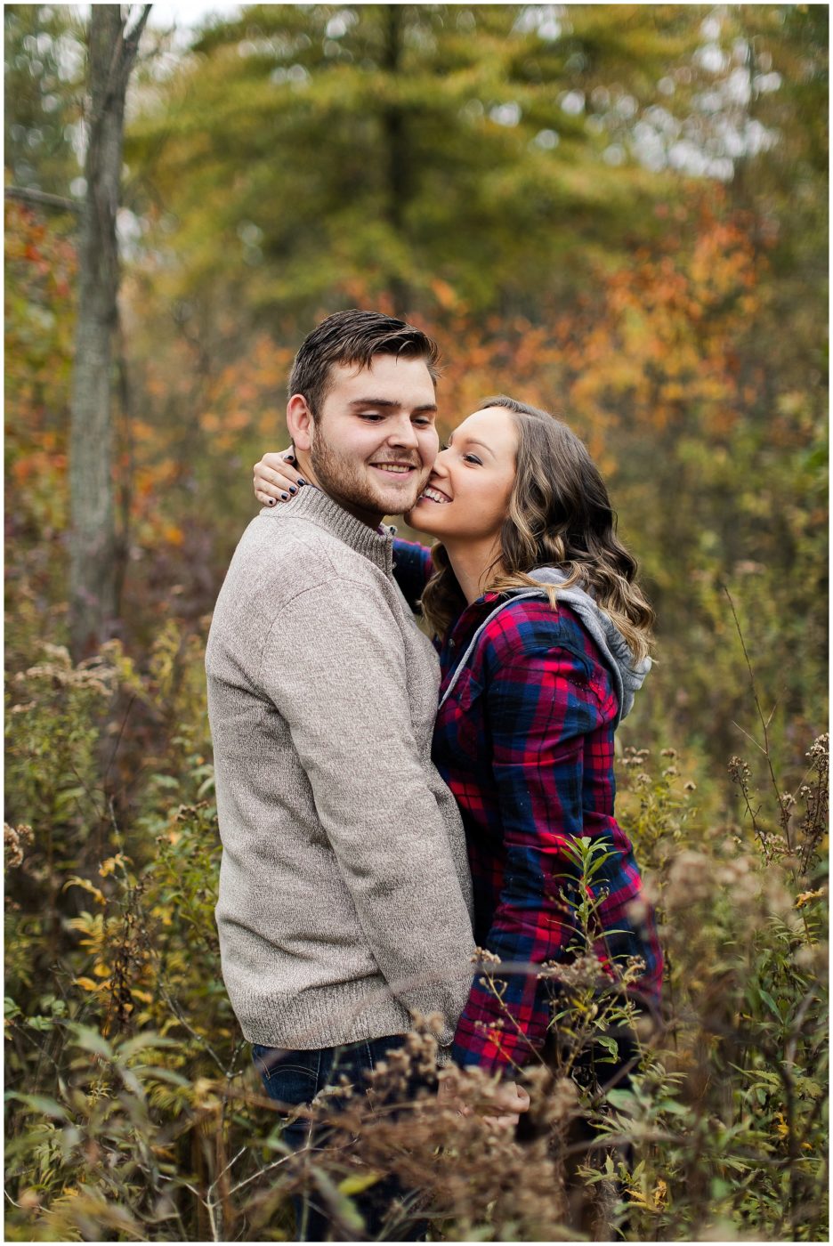 cozy-fall-engagement-session-in-the-woods-fort-wayne-wedding-photographer_0005