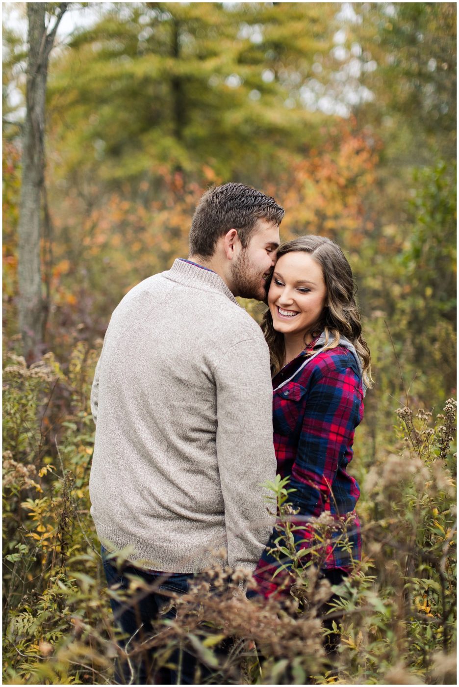 cozy-fall-engagement-session-in-the-woods-fort-wayne-wedding-photographer_0006
