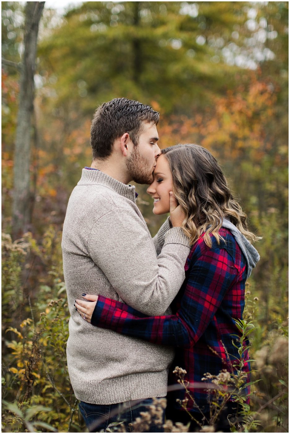 cozy-fall-engagement-session-in-the-woods-fort-wayne-wedding-photographer_0009