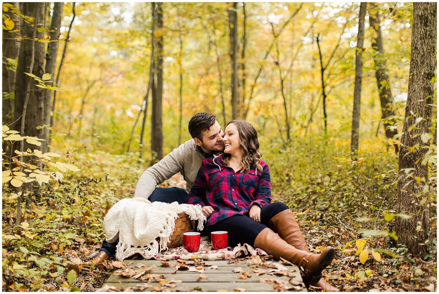cozy-fall-engagement-session-in-the-woods-fort-wayne-wedding-photographer_0013