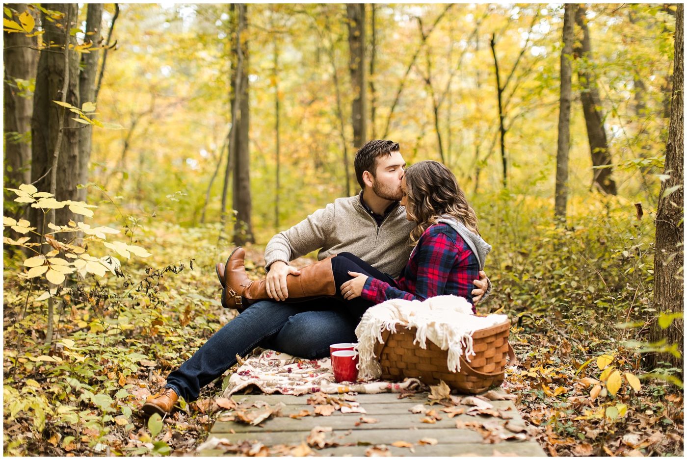 cozy-fall-engagement-session-in-the-woods-fort-wayne-wedding-photographer_0015