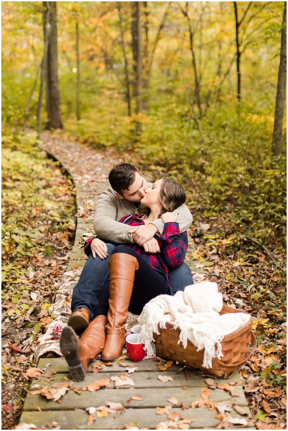 cozy-fall-engagement-session-in-the-woods-fort-wayne-wedding-photographer_0016