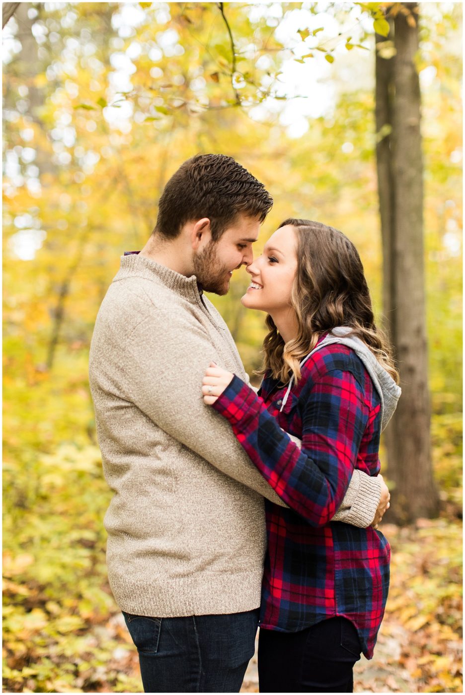 cozy-fall-engagement-session-in-the-woods-fort-wayne-wedding-photographer_0017