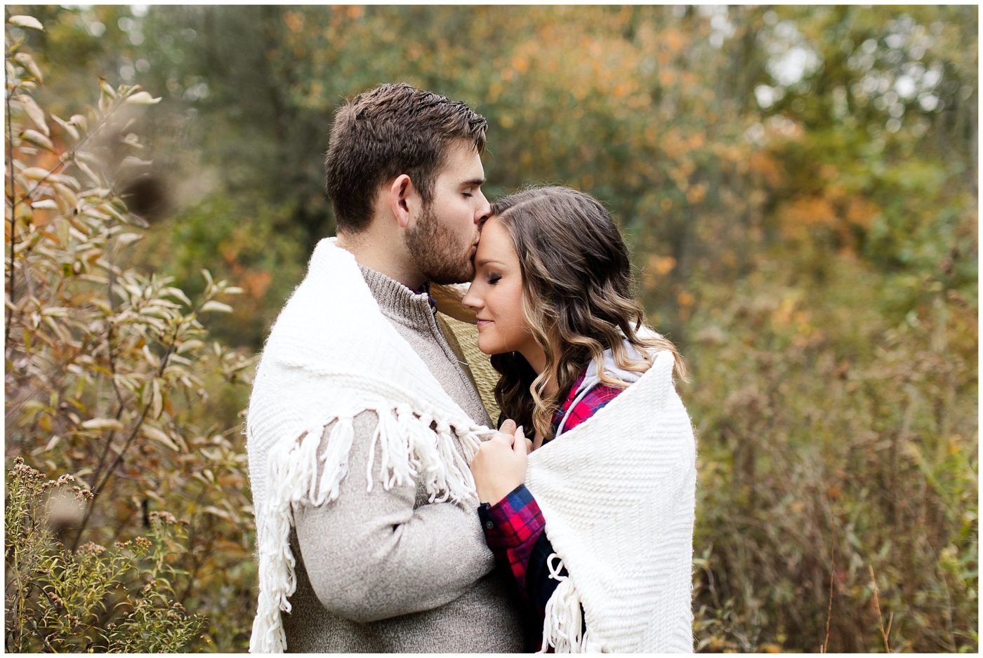 cozy-fall-engagement-session-in-the-woods-fort-wayne-wedding-photographer_0022