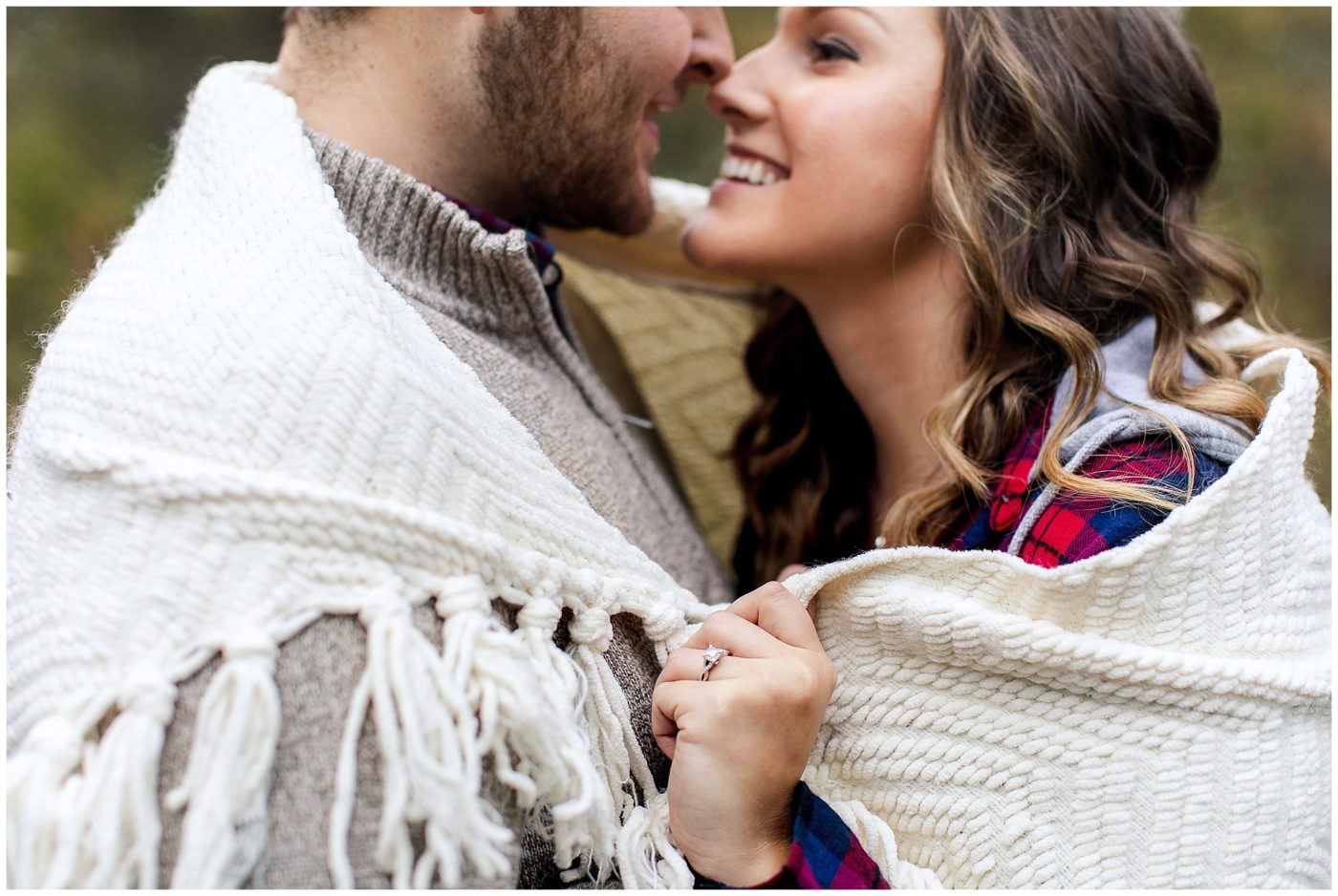 cozy-fall-engagement-session-in-the-woods-fort-wayne-wedding-photographer_0024