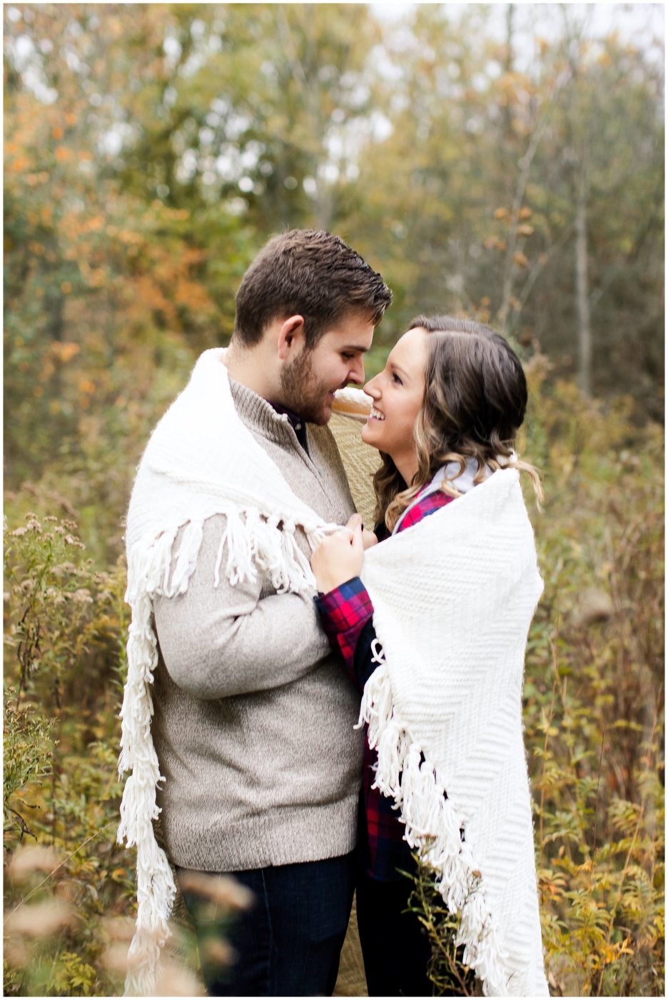 cozy-fall-engagement-session-in-the-woods-fort-wayne-wedding-photographer_0025