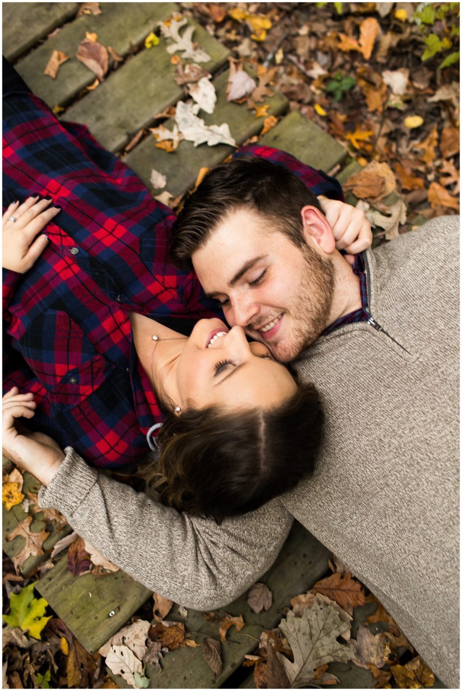 cozy-fall-engagement-session-in-the-woods-fort-wayne-wedding-photographer_0026