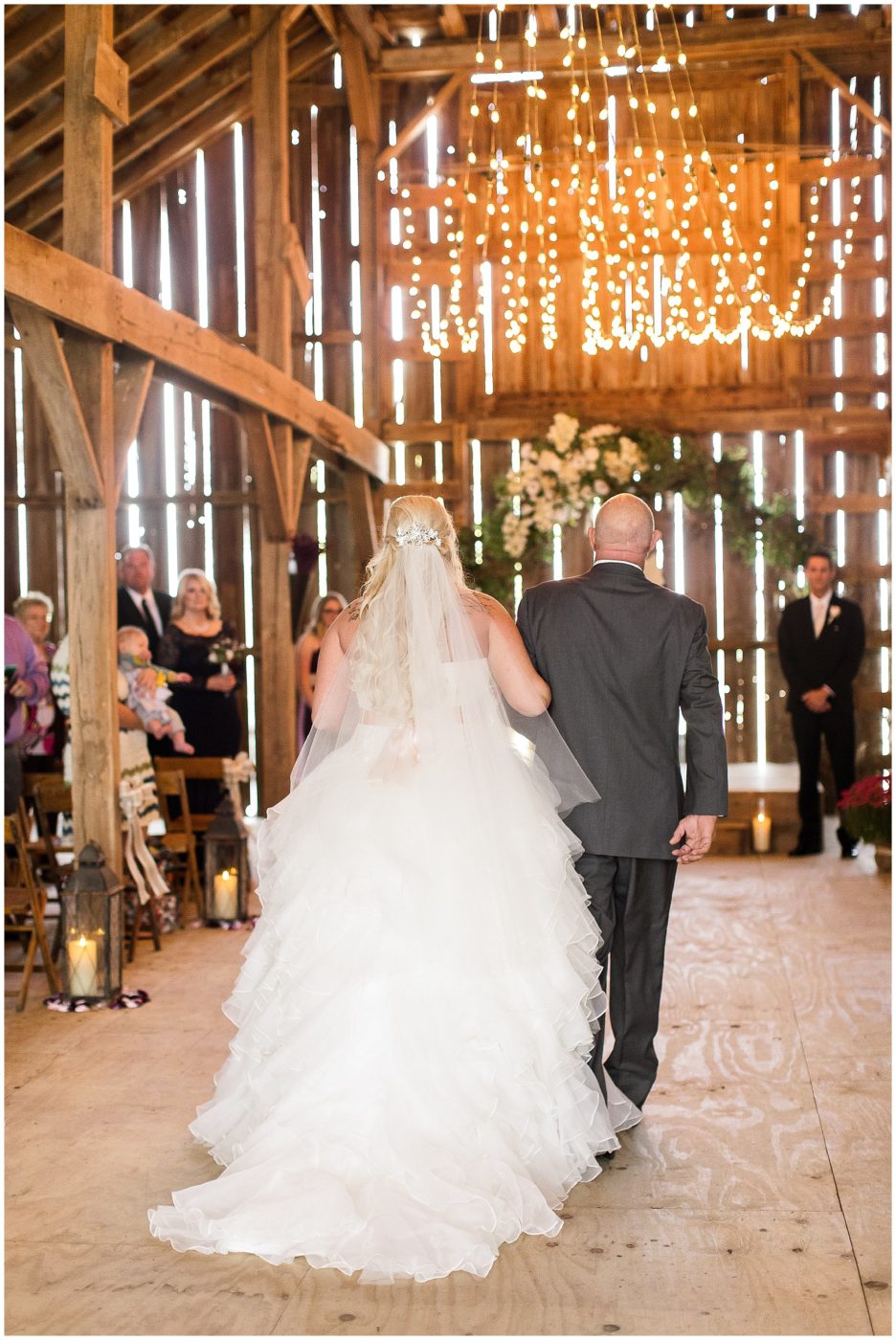 stunning-and-rustic-barn-wedding-at-the-barn-on-boundary-muncie-wedding-photographer_0014