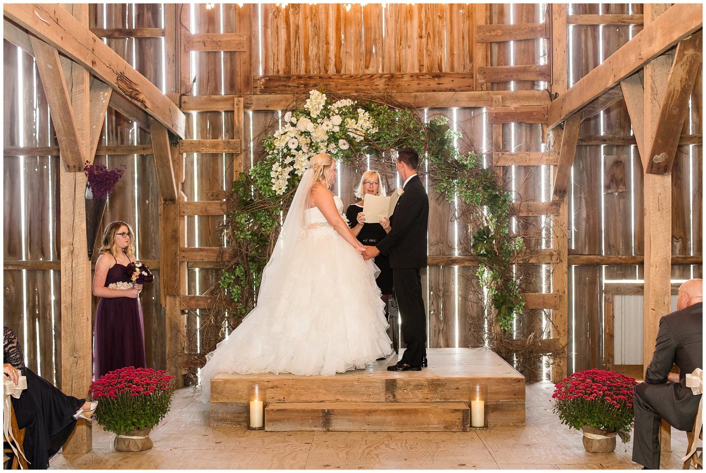 stunning-and-rustic-barn-wedding-at-the-barn-on-boundary-muncie-wedding-photographer_0015