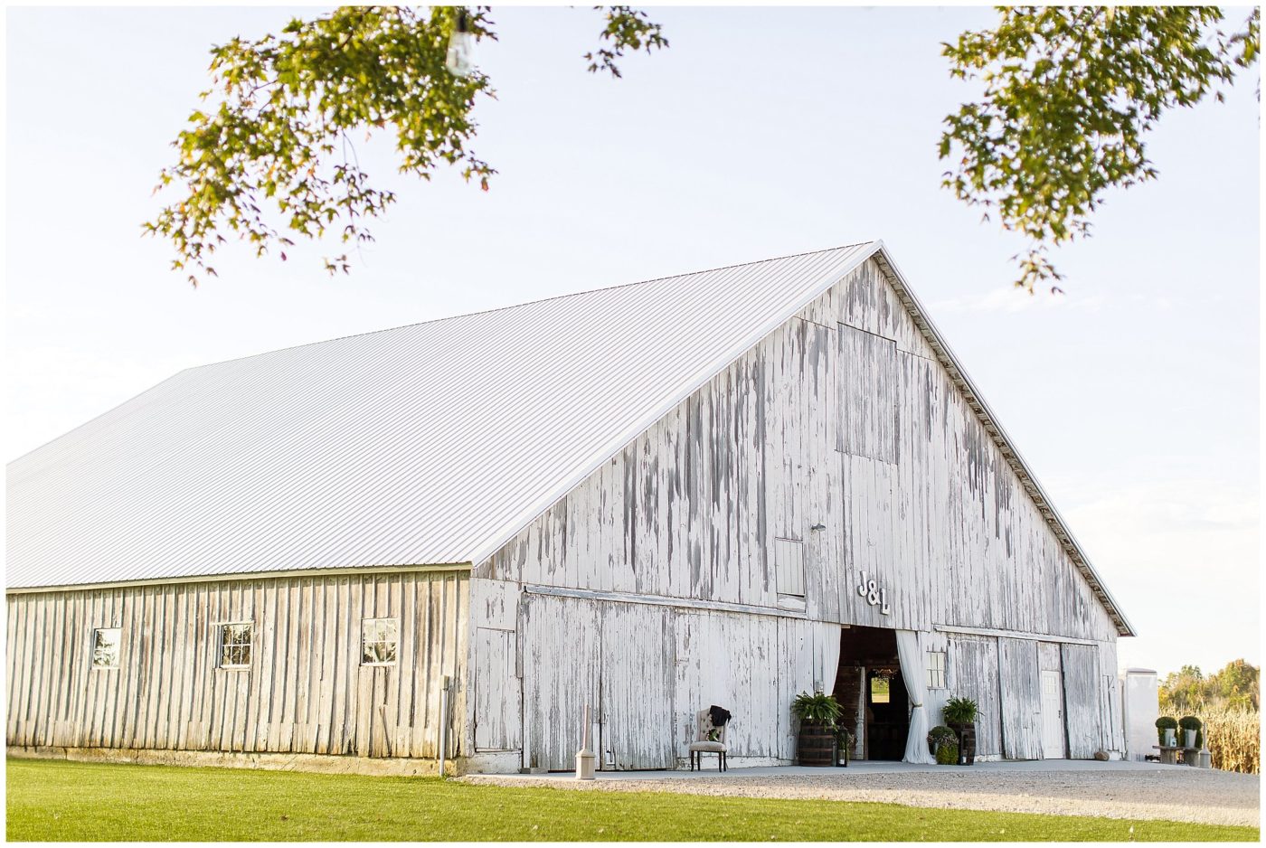 stunning-and-rustic-barn-wedding-at-the-barn-on-boundary-muncie-wedding-photographer_0042