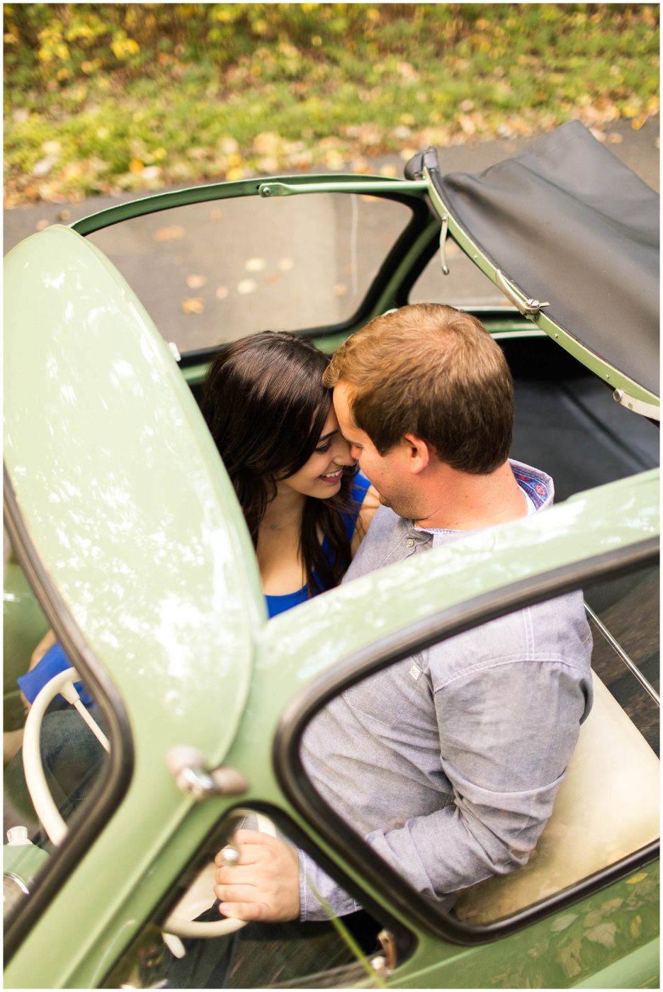 vintage-car-engagement-photos-in-the-fall-angola-wedding-photographer_0011